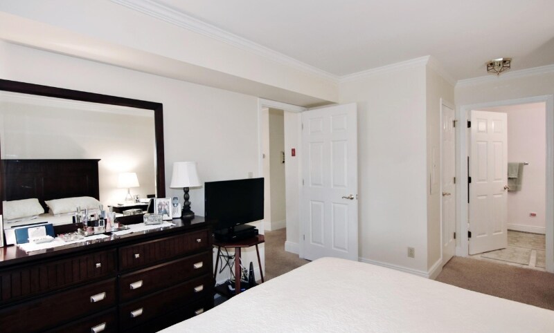 Building Photo - 351 Pemberwick Rd