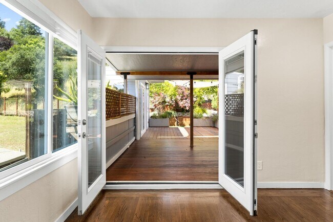 Building Photo - Beautiful Duplex In Highly Desirable San Rafael!