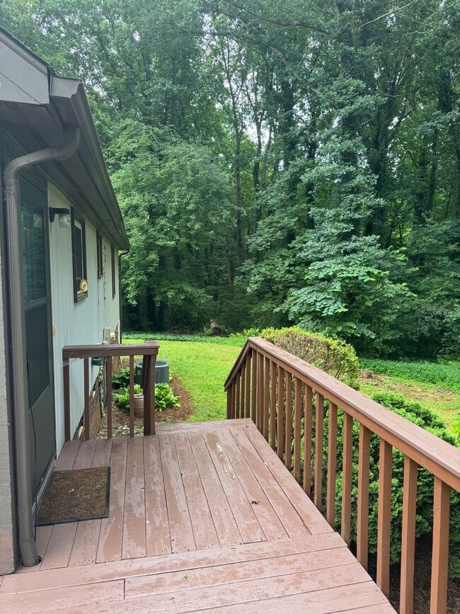 Building Photo - Bright & Charming 3BR Ranch Home in Newton – Vaulted Ceilings & Large Deck