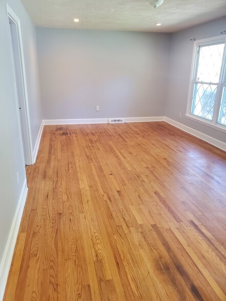 Building Photo - 2801 Dalecrest Dr