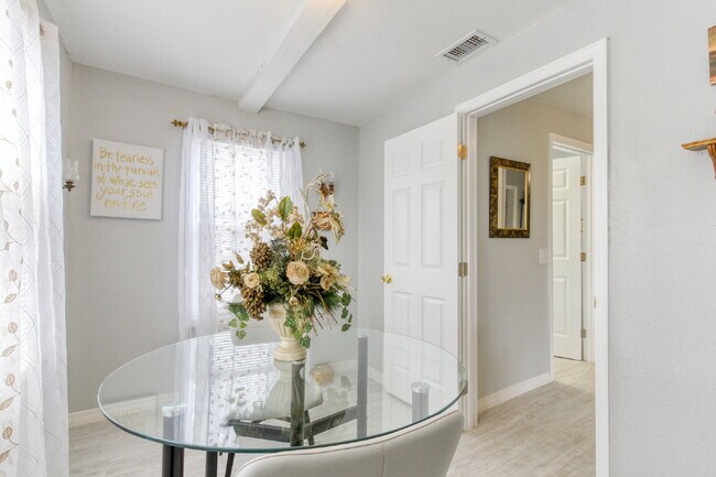 Building Photo - Beautifully Remodeled 3BR Duplex Near Parks, Schools & New Rec Center — Utilities Included. Secti...