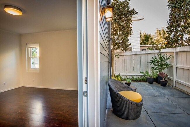 Building Photo - 1012-1014 Manzanita St