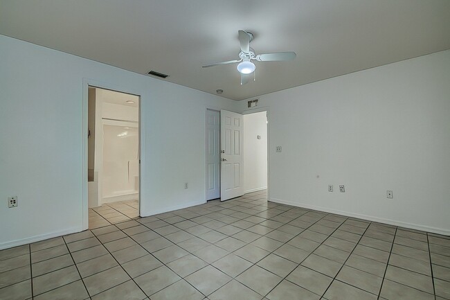 Building Photo - 3 Bedroom 2 bath, 2 car garage home locate...