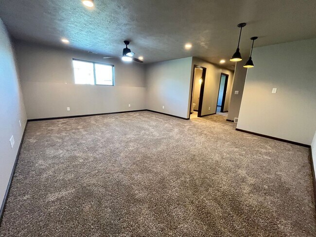 Building Photo - Gorgeous 4 Bed/3 Bath Home in Great Location!