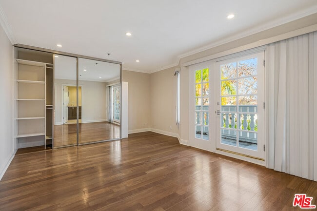 Building Photo - 257 S Oakhurst Dr