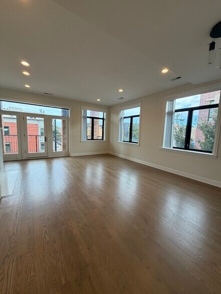 Building Photo - 1701 W Chicago Ave