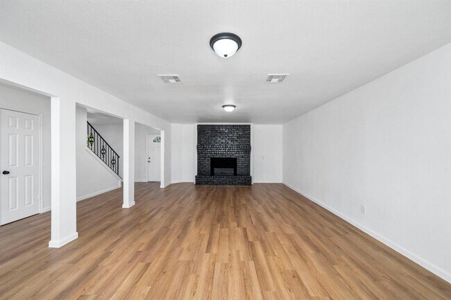 Building Photo - 12711 Shady Knoll Ln