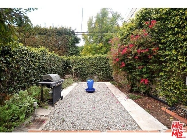 Building Photo - 429 S Orange Dr