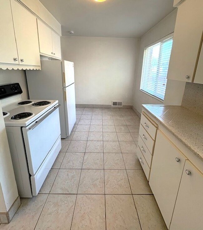 Building Photo - 3 Bedroom Duplex in Sugarhouse!