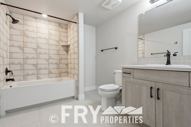 Building Photo - Stunning, Spacious 3bed/3bath Riverdale Ra...