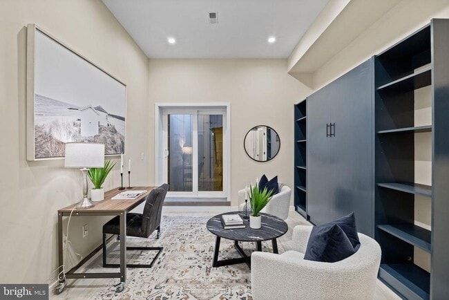 Building Photo - 2106 Spring St