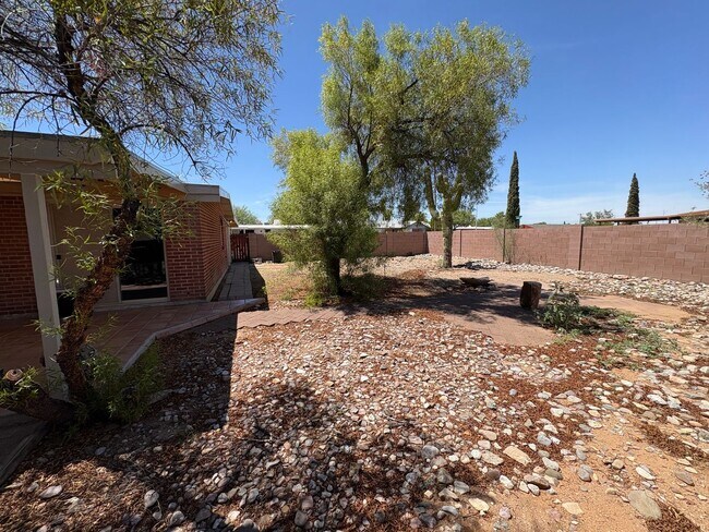 Building Photo - 3 Bedrooms 2 Bath Eastside Rental