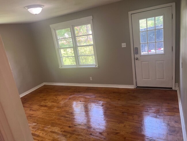Building Photo - 2 Bedroom 1 Full Bath Home