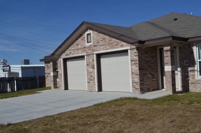 Primary Photo - 916 Industrial Ave