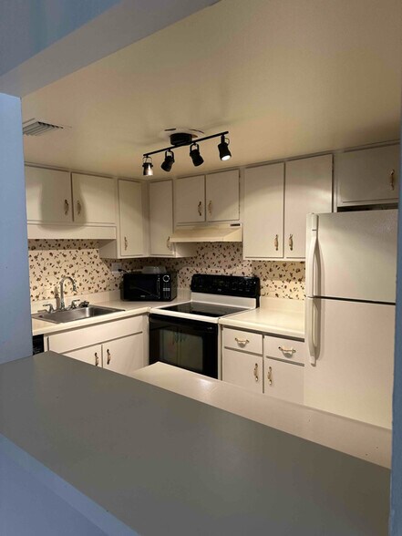 Building Photo - 200 Maitland Ave