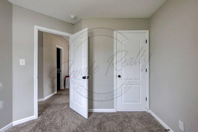 Building Photo - Three Bedroom On One Acre Lot in Clarksvil...