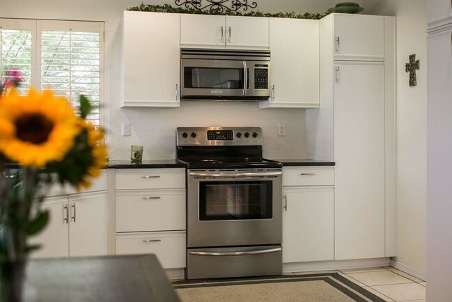 Building Photo - 6809 Medinah Ln NE