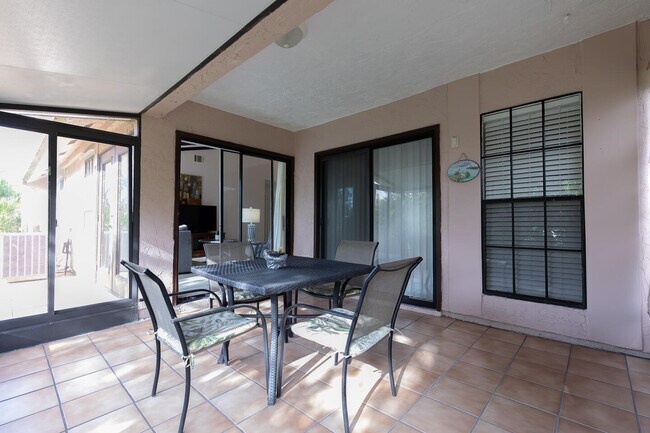 Building Photo - 3303 SE Sandpiper Ct