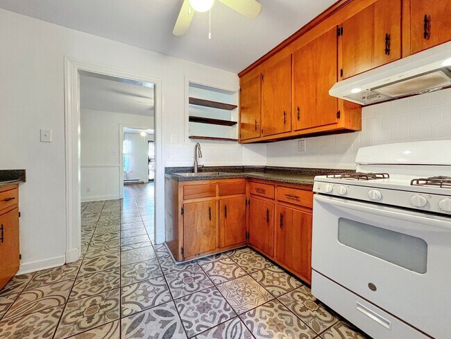 Building Photo - Classic Richmond Row House Steps from Byrd...