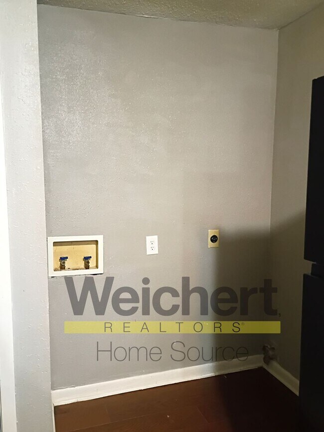Building Photo - Charming 3-Bed Home with Fenced Yard and C...