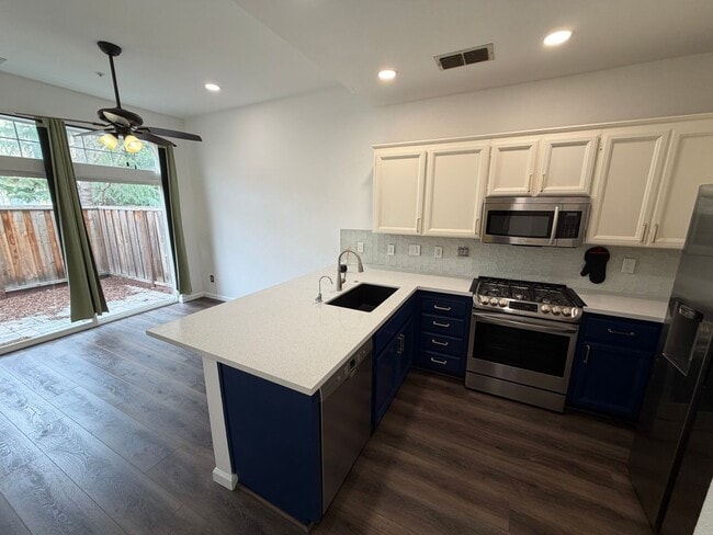 Building Photo - Pleasanton Sienna by Signature Townhouse 2 bed/2.5 bath, New Paint, new appliances, near downtown...