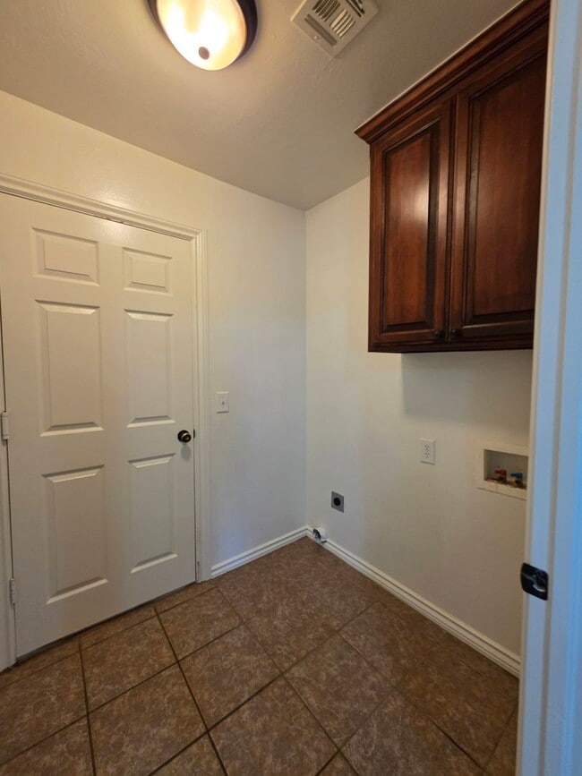 Building Photo - 3 bed, 2 bath home in Shawnee!