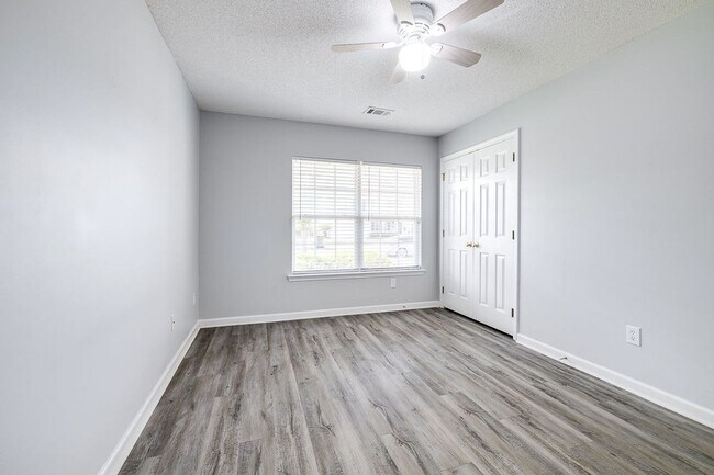 Building Photo - Spacious & Beautifully Maintained 5BR/3BA ...