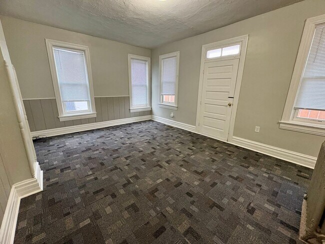 Building Photo - 1366 W Market St