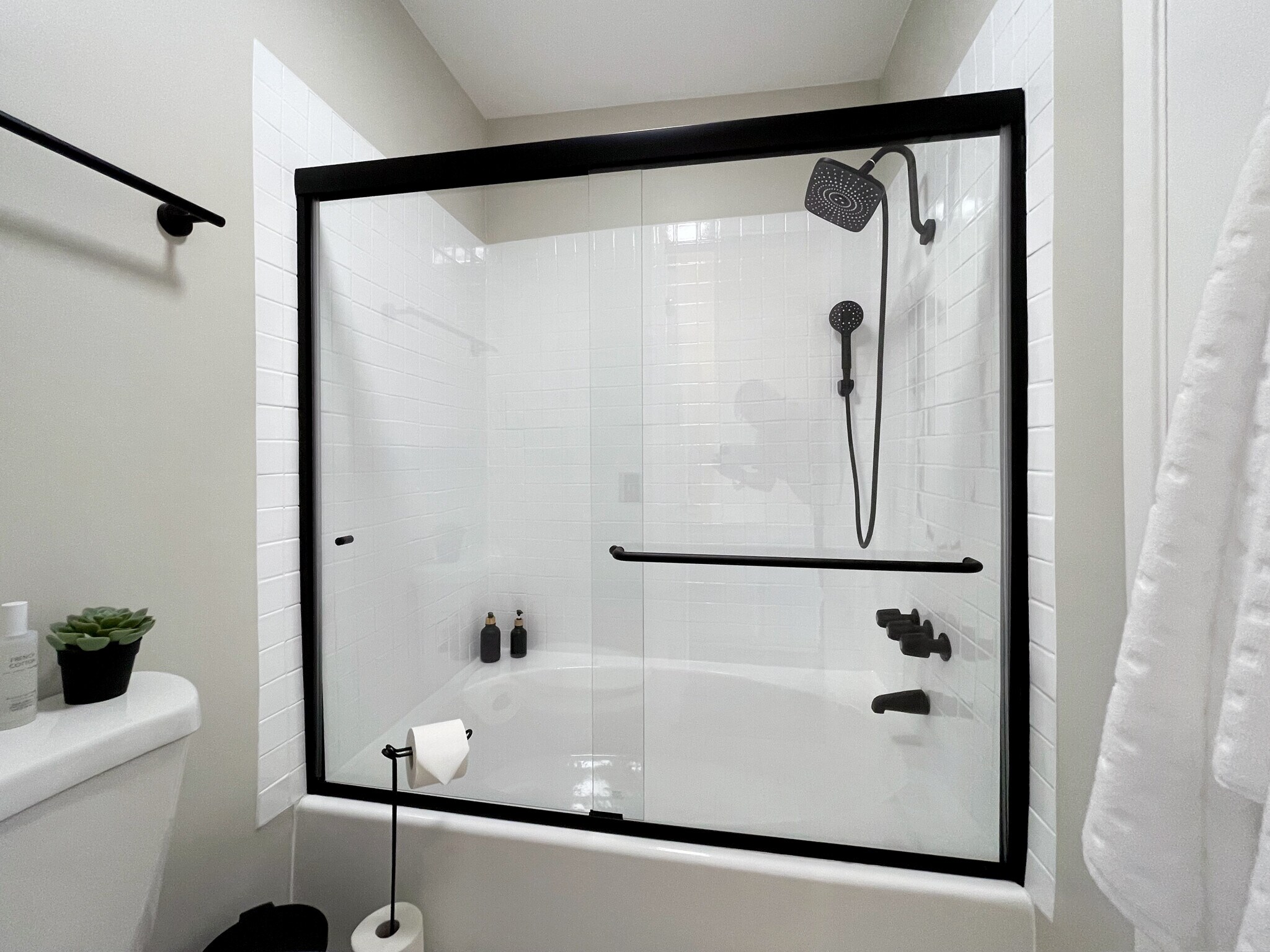 Spacious shower with coordinated modern finishes - 9047 Langdon Ave