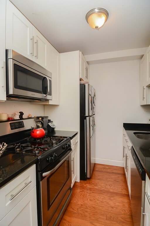Building Photo - 546 E 8th St