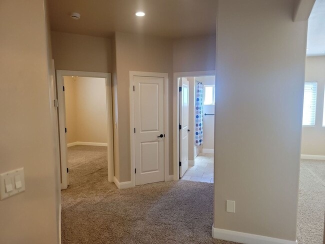Building Photo - Gorgeous 6 Bedroom Home in Washington!