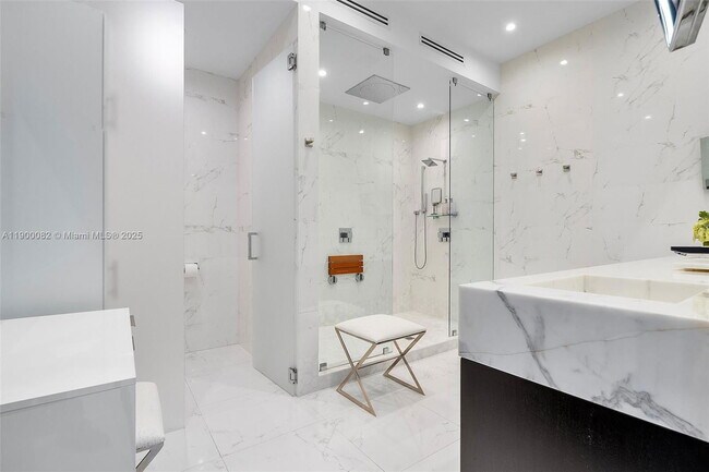 Building Photo - 700 NE 24th St