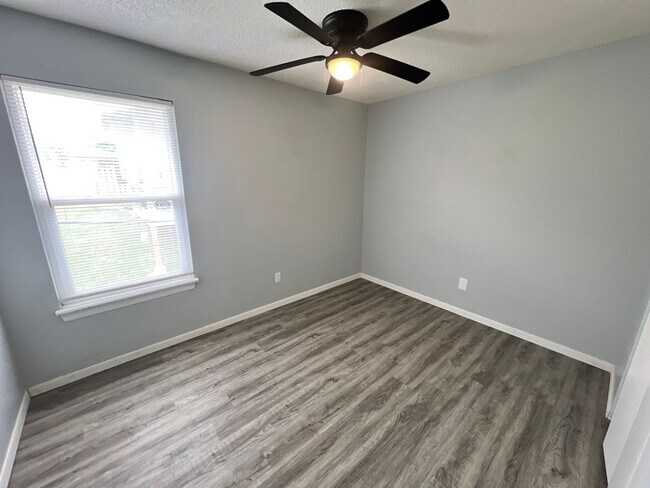 Building Photo - Parkville Living! Updated 2 Bed, 1 Bath with 1-Car Garage