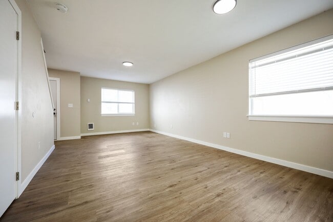 Building Photo - 2-Bedroom Duplex in SE Portland