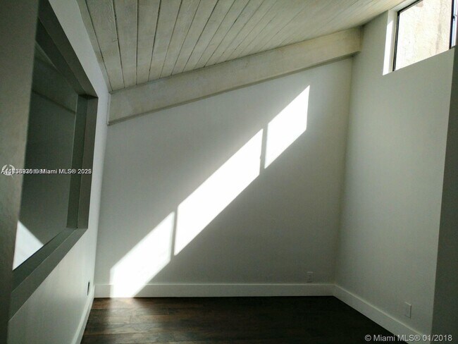 Building Photo - 589 N University Dr