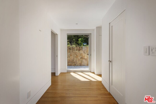 Building Photo - 631 Cross Ave