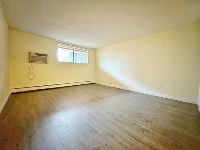 Building Photo - Luxury 2 bed condo includes Heat, hot wate...