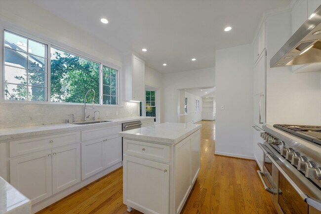 Building Photo - 1525 Cypress Ave