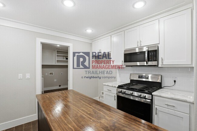 Building Photo - Spacious 3 Bedroom Home in Gated Canyon Creek