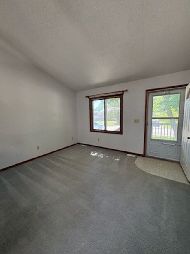 Building Photo - 3 BEDROOM | 2 BATH | DUPLEX | WEST