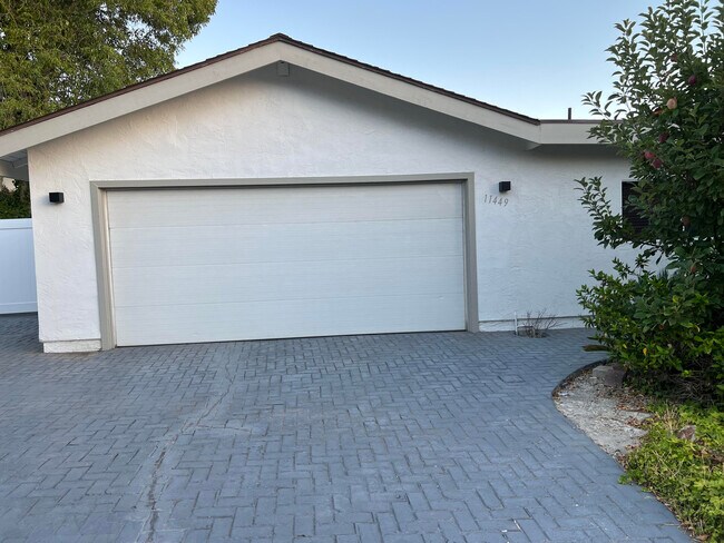 Building Photo - 11449 Almazon St