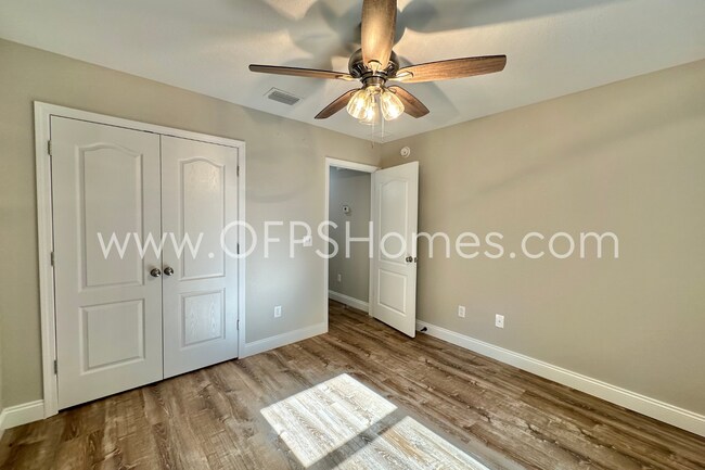 Building Photo - AVAILABLE NOW! 3/2 in Milton!