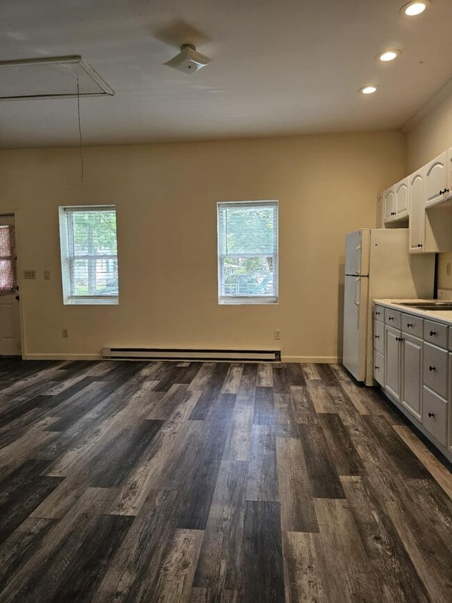 Building Photo - One Bedroom near BGSU Campus