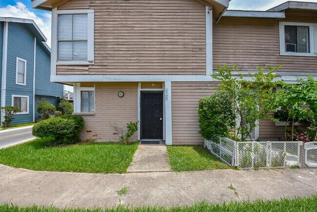 Building Photo - 8405 Wilcrest Dr