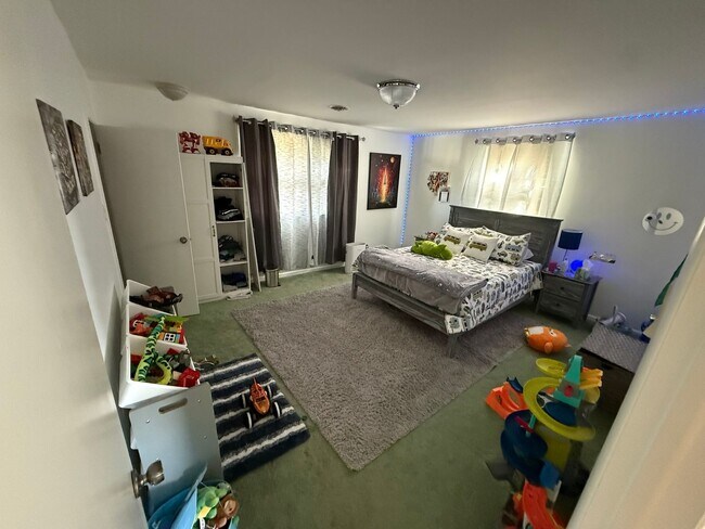 Building Photo - 1613 Mayflower Ln