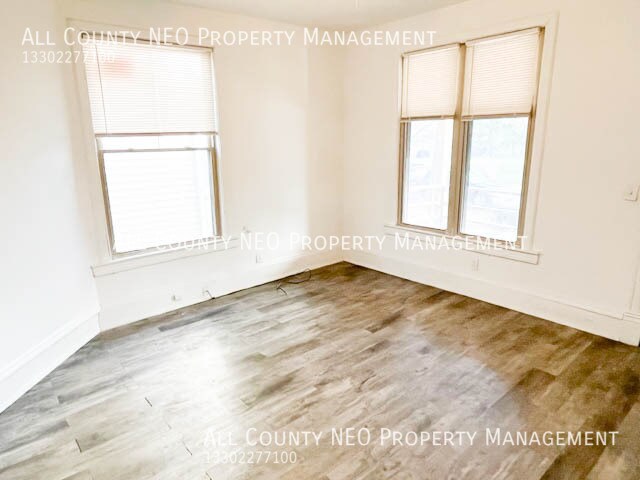 Building Photo - 1852 W 45th St