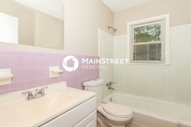 Building Photo - 3 Bedroom Pet-Friendly Home in Louisville, KY with Main Street Renewal