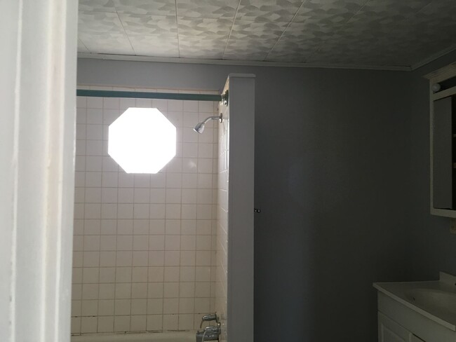 Building Photo - Spacious 3 Bedroom and 1.5 Bath