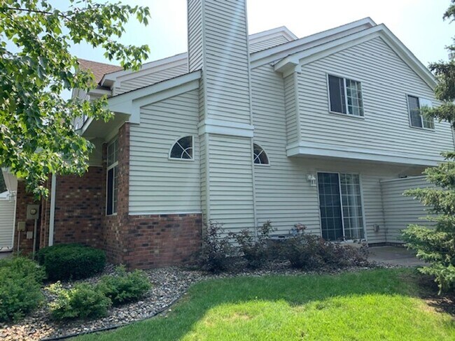 Building Photo - *2Bed*1.5Bath with loft in West Bloomington- Avail Sept 1