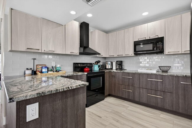 Building Photo - 999 N Riverside Dr